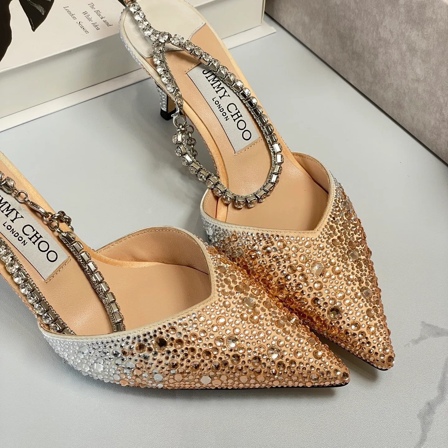 💕💕Factory direct selling price p680💕💕Jimmy Choo/Jimmy Choo classic diamond chain pointed toe crystal high-heeled sandals. Excellent crystal shoes, so beautiful that you can't take your eyes away. The shoe shape is very delicate and not too narrow and long. The internal space is enough to allow your toes to relax enough. The rhinestones outline a charming arc on the instep. It is simply beautiful. It has a 360-degree surrounding fairy atmosphere. Gorgeous without being exaggerated! ! The fabric is made of imported silk, with imported sheepskin lining. Customized A-grade Italian genuine leather sole. Heel height: 6.5 or 8.5. Size: 35-40 (41, 42, 43 customized, non-refundable)